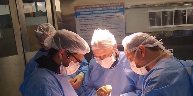 Dr. Carlos Eduardo Sily e equipe durante procedimento em centro cirúrgico